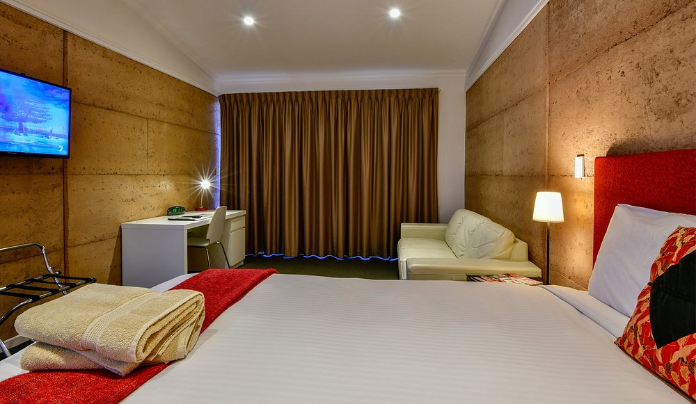 King bed motel room at Crossroads Ecomotel Port Augusta
