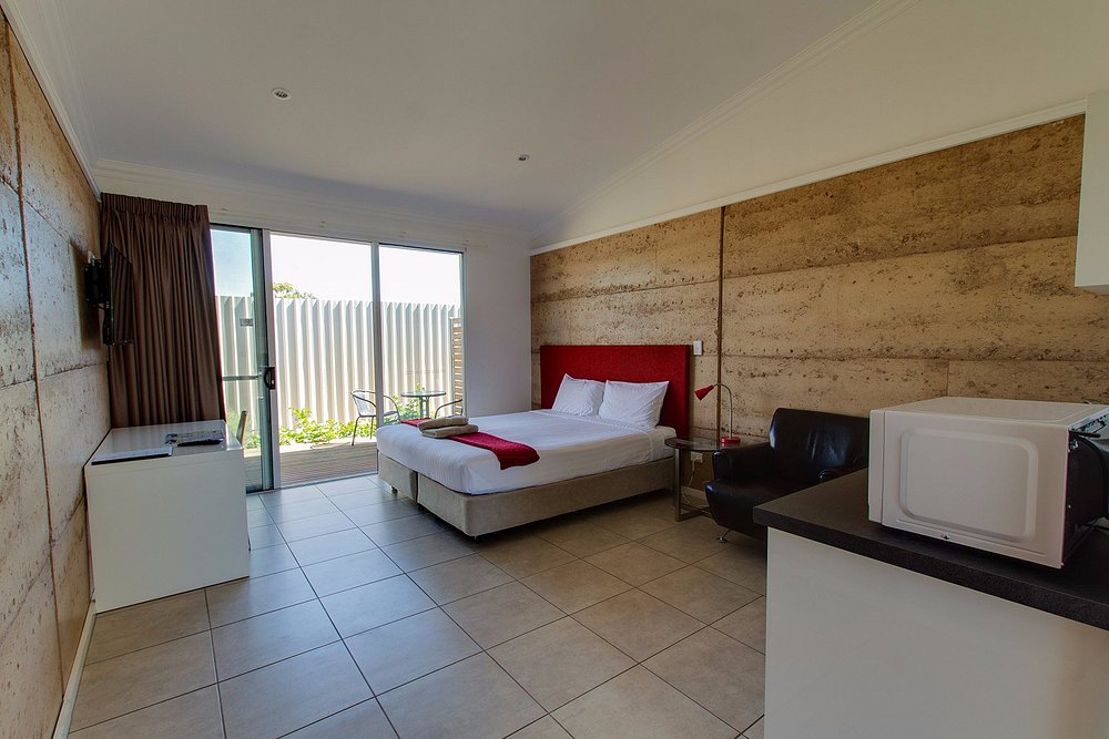 Pet friendly motel room at Crossroads Ecomotel Port Augusta